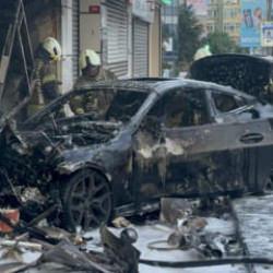 İstanbul'da l&uuml;ks ara&ccedil; d&uuml;kkana girdi: 2 yaralı
