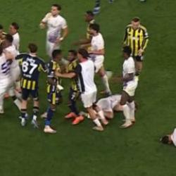 Kadık&ouml;y'de saha karıştı! 2 takımın oyuncuları birbirine girdi