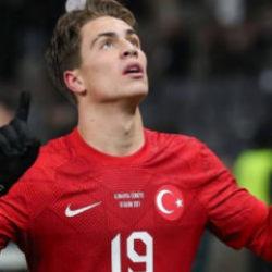 Kenan Yıldız'ın c&uuml;bbeli ve seccadeli fotoğrafı tekrar g&uuml;ndemde!