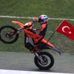 Kocaeli Stadyumu'nda Zayn Sofuoğlu'ndan motosiklet şovu