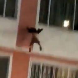 Kolombiya'da 3.kattan d&uuml;şen &ccedil;ocuk &ccedil;evredekiler tarafından havada kurtarıldı