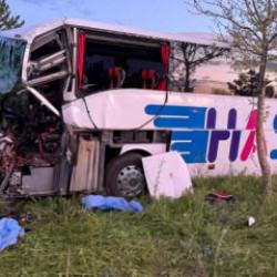 Konya'da yolcu otob&uuml;s&uuml;, TIR'a &ccedil;arptı: 1 &ouml;l&uuml;, 8 yaralı