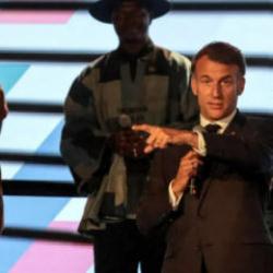 Macron seyircilere bağırdı: Ya susun ya dışarı &ccedil;ıkın!