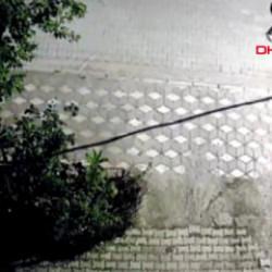 Manisa'da &uuml;niversite &ouml;ğrencisine bı&ccedil;aklı, sopalı saldırı kamerada!