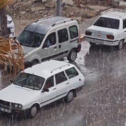 Manisa'yı dolu vurdu! Bir anda bastırdı, 20 dakika s&uuml;rd&uuml;