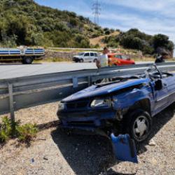 &Ouml;l&uuml;mden d&ouml;nd&uuml;! Bariyerlere saplanarak tavanı par&ccedil;alanan otomobilin s&uuml;r&uuml;c&uuml;s&uuml; yaralandı