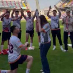 Şampiyonluk kutlamalarında futbolcudan s&uuml;rpriz evlilik teklifi