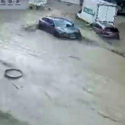 Samsun'daki sel dehşeti kamerada! Ara&ccedil;lar s&uuml;r&uuml;klendi, vatandaşlar saniyelerle kurtuldu