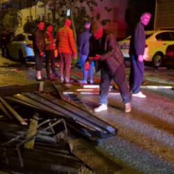 Şiddetli fırtına: &Ccedil;atı u&ccedil;tu, 6 ara&ccedil; hasar g&ouml;rd&uuml;