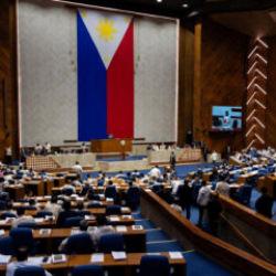 Son dakika...Filipinler Senatosu&rsquo;nda sıcak saatler:  En az 10 el silah sesi duyuldu!