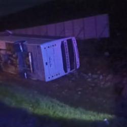 Taraftarları taşıyan midib&uuml;s devrildi: 27 yaralı