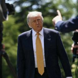 Trump ile muhabir arasında maliyet gerginliği: Sen bir aptalsın!
