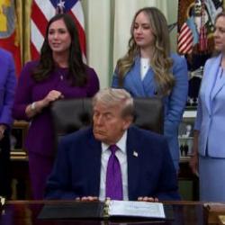 Trump, Oval Ofis&rsquo;teki etkinlik sırasında uyukladı