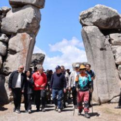 UNESCO mirası Hattuşa'da 7 bin yıllık tarihe y&uuml;r&uuml;y&uuml;ş: Doğaseverler Hitit Yolu'nda buluştu