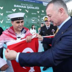 Vatan aşkıyla, &ccedil;akı gibi asker oldular: B&uuml;y&uuml;kakın temsili uğurlamada halay &ccedil;ekti