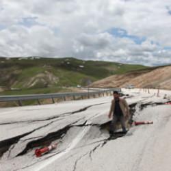 2 ili birbirine bağlayan yol kapatıldı! Korkutan manzara: Yer yerinden oynadı