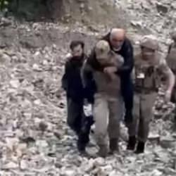 Tunceli'de y&uuml;rek ısıtan hadise: Jandarma, ayağını burkan adamı sırtında taşıdı