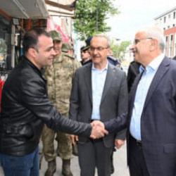 Başkan Er, deprem sonrası vatandaşlar ile g&ouml;r&uuml;şt&uuml; 