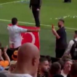 Acun Ilıcalı, Wembley&rsquo;de T&uuml;rk bayrağı a&ccedil;ıp kupayı kaldırdı