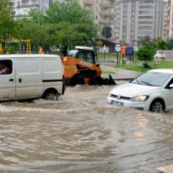 Adana&rsquo;da sağanak nedeniyle yollar g&ouml;le d&ouml;nd&uuml;