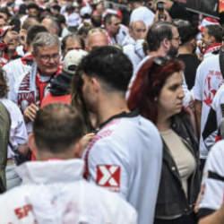 Alman ve İngiliz taraftarlar Dolmabah&ccedil;e'de