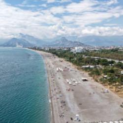Antalya&rsquo;nın &uuml;nl&uuml; sahilinde bayram yoğunluğu: Konyaaltı Sahili ilk tercihlerden oldu