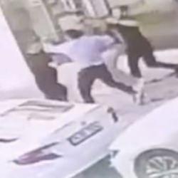 Arnavutk&ouml;y'de k&ouml;pek sevme tartışması tekmeli yumruklu kavgaya d&ouml;n&uuml;şt&uuml;