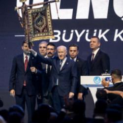 Bah&ccedil;eli&rsquo;ye verilen hediye g&uuml;ndem oldu! Altın kurt başlı tuğ dikkat &ccedil;ekti