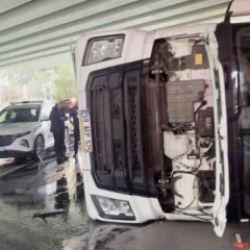 Bakırk&ouml;y'de &uuml;st ge&ccedil;ide &ccedil;arpan TIR devrildi 