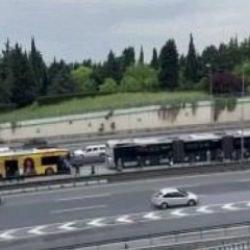 Bayrampaşa'da metrob&uuml;s &ccedil;ilesi: Vatandaşlar ara&ccedil;lardan inip y&uuml;r&uuml;d&uuml;