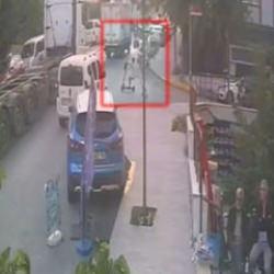 Beylikd&uuml;z&uuml;'nde korkun&ccedil; kaza: 11 yaşındaki &ccedil;ocuk TIR'ın altında kaldı