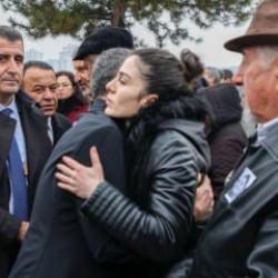 B&ouml;yle sarılmışlardı: Meğer &Ouml;zg&uuml;r &Ouml;zel'in yasak aşkıymış