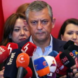 CHP tarihinde g&ouml;r&uuml;lmemiş olay: &Ouml;zg&uuml;r &Ouml;zel, 2 bin kişiyi ihra&ccedil; etti