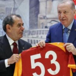 Galatasaray'dan Cumhurbaşkanı Erdoğan'a ziyaret! 53 numaralı forma takdim edildi