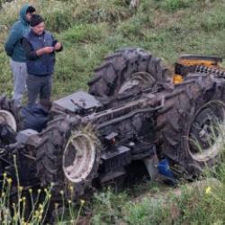 Devrilen trakt&ouml;r&uuml;n altında kalan gen&ccedil; yaşamını yitirdi