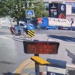 Dolmabah&ccedil;e'de trafik polisine minib&uuml;s &ccedil;arptı! Korkun&ccedil; kaza kamerada