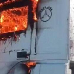 Ey&uuml;psultan&rsquo;da seyir halindeki tır alev alev yandı