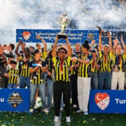 Fenerbah&ccedil;e ArsaVev şampiyonluk kupasını aldı