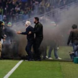 Fransa'da olaylı ma&ccedil;! Nantes k&uuml;me d&uuml;şt&uuml;, Trabzonspor'un eski hocası taraftarla kavga etti
