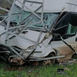 Hakkari'de elektrik direğine &ccedil;arpan minib&uuml;steki 11 kişi yaralandı
