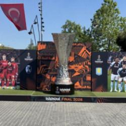 İlhan Mansız, UEFA Avrupa Ligi kupasını Beşiktaş Meydanı'na getirdi