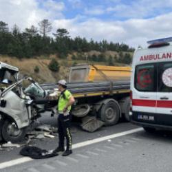 İstanbul'da can pazarı! Tıra &ccedil;arpan kamyonetin s&uuml;r&uuml;c&uuml;s&uuml; &ouml;ld&uuml;