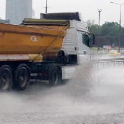 İstanbul'da sağanak: Yollar g&ouml;le d&ouml;nd&uuml;