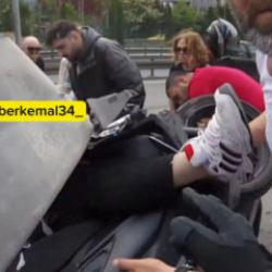 Kadık&ouml;y&rsquo;de ani şerit değiştirme &ouml;l&uuml;me davetiye &ccedil;ıkardı: Motosiklet bariyerlere saplandı