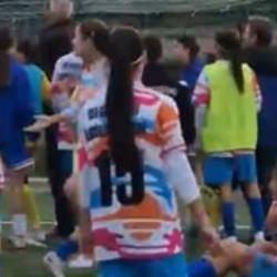Kadın futbol takımı oyuncuları sahada birbirine girdi: 5 kırmızı kart
