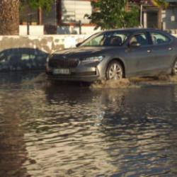 Lodos denizi taşırdı! Tatil b&ouml;lgesinde cadde ve sokaklar sular altında