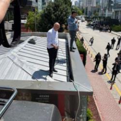 Mahmut Tanal yine sahnede! Elinde hortumla &ccedil;atıya &ccedil;ıktı!