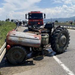 Manisa'da minib&uuml;s, trakt&ouml;re &ccedil;arptı: 1 &ouml;l&uuml;, 3 ağır yaralı
