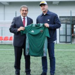 Mesut &Ouml;zil'den Esenler Belediyesi Futbol Gelişim Merkezi'ne ziyaret! Penaltı attı