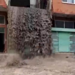 Ordu'da sel suları evin balkonundan şelale gibi aktı